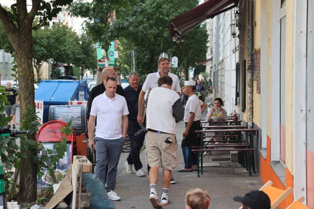Berlin, 09.09.2026 Autogrammstunde mit Dirk Nowitzki im Ing Späti Lladen in der Kastanienallee in Berlin, im Rahmen einer ING-Werbekampagne zur Basketball -Weltmeisterschaft der Frauen Berlin Germany Copyright: xMatthiasxGränzdörferx
