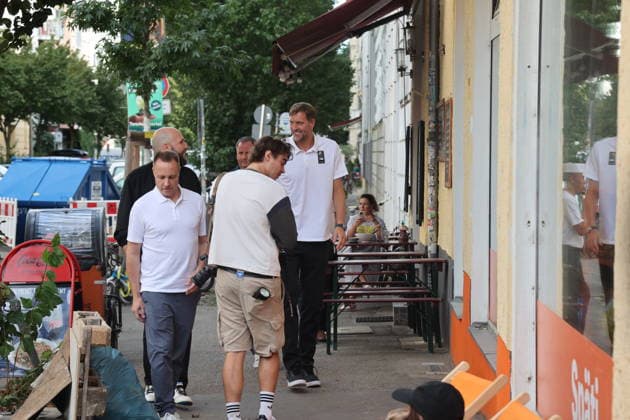 Berlin, 09.09.2026 Autogrammstunde mit Dirk Nowitzki im Ing Späti Lladen in der Kastanienallee in Berlin, im Rahmen einer ING-Werbekampagne zur Basketball -Weltmeisterschaft der Frauen Berlin Germany Copyright: xMatthiasxGränzdörferx