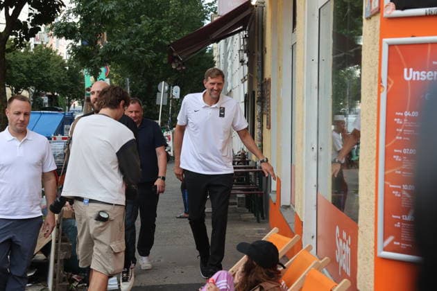Berlin, 09.09.2026 Autogrammstunde mit Dirk Nowitzki im Ing Späti Lladen in der Kastanienallee in Berlin, im Rahmen einer ING-Werbekampagne zur Basketball -Weltmeisterschaft der Frauen Berlin Germany Copyright: xMatthiasxGränzdörferx