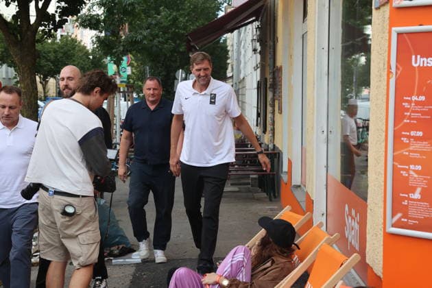 Berlin, 09.09.2026 Autogrammstunde mit Dirk Nowitzki im Ing Späti Lladen in der Kastanienallee in Berlin, im Rahmen einer ING-Werbekampagne zur Basketball -Weltmeisterschaft der Frauen Berlin Germany Copyright: xMatthiasxGränzdörferx