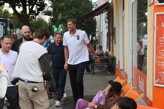 Berlin, 09.09.2026 Autogrammstunde mit Dirk Nowitzki im Ing Späti Lladen in der Kastanienallee in Berlin, im Rahmen einer ING-Werbekampagne zur Basketball -Weltmeisterschaft der Frauen Berlin Germany Copyright: xMatthiasxGränzdörferx