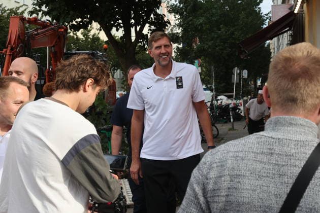 Berlin, 09.09.2026 Autogrammstunde mit Dirk Nowitzki im Ing Späti Lladen in der Kastanienallee in Berlin, im Rahmen einer ING-Werbekampagne zur Basketball -Weltmeisterschaft der Frauen Berlin Germany Copyright: xMatthiasxGränzdörferx