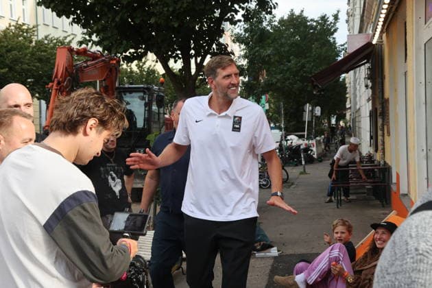Berlin, 09.09.2026 Autogrammstunde mit Dirk Nowitzki im Ing Späti Lladen in der Kastanienallee in Berlin, im Rahmen einer ING-Werbekampagne zur Basketball -Weltmeisterschaft der Frauen Berlin Germany Copyright: xMatthiasxGränzdörferx