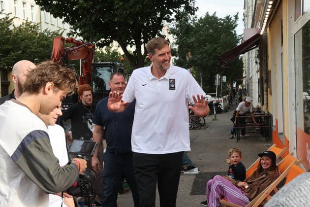 Berlin, 09.09.2026 Autogrammstunde mit Dirk Nowitzki im Ing Späti Lladen in der Kastanienallee in Berlin, im Rahmen einer ING-Werbekampagne zur Basketball -Weltmeisterschaft der Frauen Berlin Germany Copyright: xMatthiasxGränzdörferx