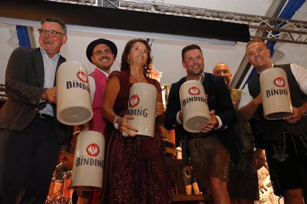 09.09.2026 xhpx Frankfurt am Main, Eröffnung Frankfurter Oktoberfest 2026 Hessens Ministerpräsident Boris Rhein , Pstrivk Hausmann, Oktoberfest Botschafterin Claudia Elisabeth Obert Unternehmerin und Reality-TV-Teilnehmerin hier mit Patrick und Dennis Hausmann sowie Kai Mann