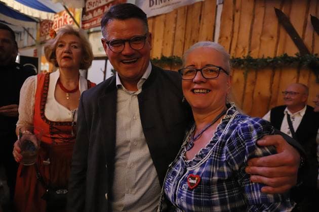 09.09.2026 xhpx Frankfurt am Main, Eröffnung Frankfurter Oktoberfest 2026 Hessens Ministerpräsident Boris Rhein genießt das Bad in der Menge und gibt sich gans nah