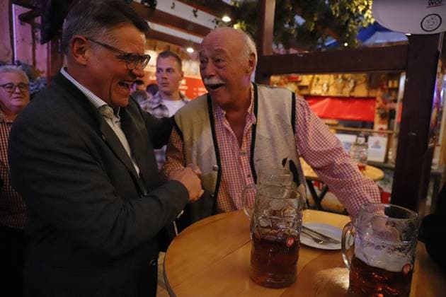 09.09.2026 xhpx Frankfurt am Main, Eröffnung Frankfurter Oktoberfest 2026 Hessens Ministerpräsident Boris Rhein genießt das Bad in der Menge und gibt sich gans nah