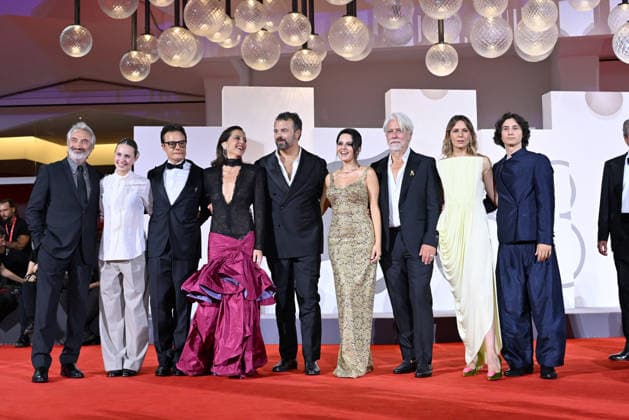 Entertainment Bilder des Tages #2 September 9, 2026, Venice, Rome, Italy: Tony Laudadio, Nicole Malay, Lino Musella, Vanessa Scalera, Edoardo De Angelis, Ivana Lotito, Tommaso Ragno, Elena Radonicich, and Samuele Mazza during the red carpet for the film The Fire That You Carry Inside, 83rd Venice Film Festival. Venice, September 9, 2026 Venice Italy  - ZUMAa289 20260909_zia_a289_563 Copyright: xMariaxLauraxAntonellix xAgfx