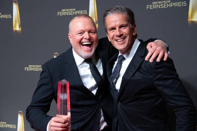 Die Preistraeger Stefan RAAB und Markus LANZ (v.l.) machen ein Selfie mit dem Smartphone, Verleihung des Deutschen Fernsehpreises, Der Deutsche Fernsehpreis 2026, Deutscher Fernsehpreis 2026 im Confex Koeln, am 09.09.2025.