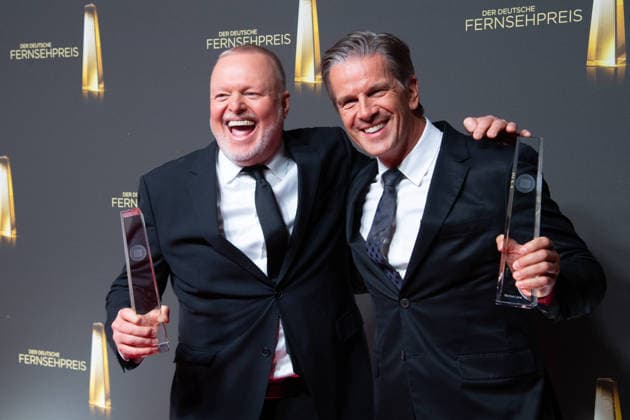 Die Preistraeger Stefan RAAB und Markus LANZ (v.l.) machen ein Selfie mit dem Smartphone, Verleihung des Deutschen Fernsehpreises, Der Deutsche Fernsehpreis 2026, Deutscher Fernsehpreis 2026 im Confex Koeln, am 09.09.2025.