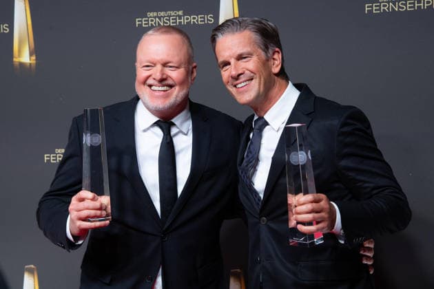 Die Preistraeger Stefan RAAB und Markus LANZ (v.l.) machen ein Selfie mit dem Smartphone, Verleihung des Deutschen Fernsehpreises, Der Deutsche Fernsehpreis 2026, Deutscher Fernsehpreis 2026 im Confex Koeln, am 09.09.2025.