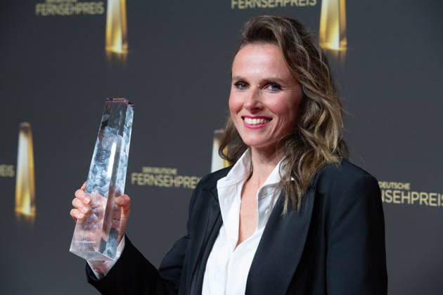 Schauspielerin Karin HANCZEWSKI erhaelt den Deutschen Fernsehpreis als Beste Schauspielerin Verleihung des Deutschen Fernsehpreises, Der Deutsche Fernsehpreis 2026, Deutscher Fernsehpreis 2026 im Confex Koeln, am 09.09.2025.