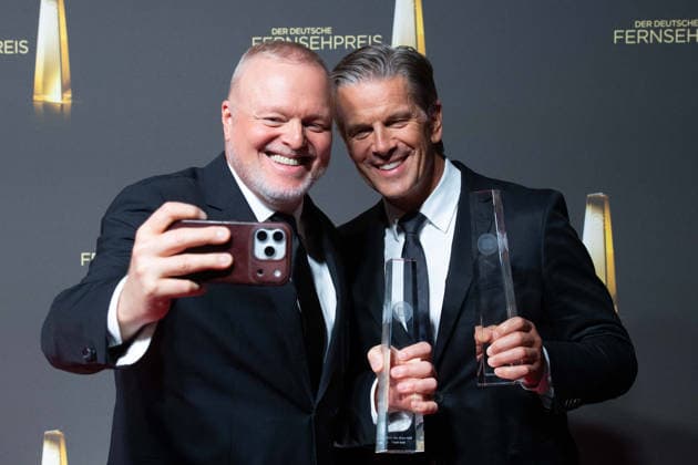 Die Preistraeger Stefan RAAB und Markus LANZ (v.l.) machen ein Selfie mit dem Smartphone, Verleihung des Deutschen Fernsehpreises, Der Deutsche Fernsehpreis 2026, Deutscher Fernsehpreis 2026 im Confex Koeln, am 09.09.2025.