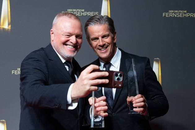 Die Preistraeger Stefan RAAB und Markus LANZ (v.l.) machen ein Selfie mit dem Smartphone, Verleihung des Deutschen Fernsehpreises, Der Deutsche Fernsehpreis 2026, Deutscher Fernsehpreis 2026 im Confex Koeln, am 09.09.2025.