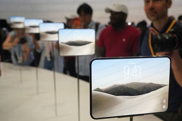 News Bilder des Tages #2 (260909) -- CUPERTINO, Sept. 9, 2026 -- People look at Apple s first foldable smartphone, iPhone Duo, at Apple Park in Cupertino, California, the United States, Sept. 9, 2026. U.S. tech giant Apple on Wednesday unveiled its first foldable smartphone, iPhone Duo, along with the iPhone 18 Pro lineup, new Apple Watch models and AirPods at a product launch event held at Apple Park, its headquarters in Cupertino, California. ) U.S.-CALIFORNIA-CUPERTINO-APPLE-IPHONE DUO-LAUNCH EVENT WuxXiaoling