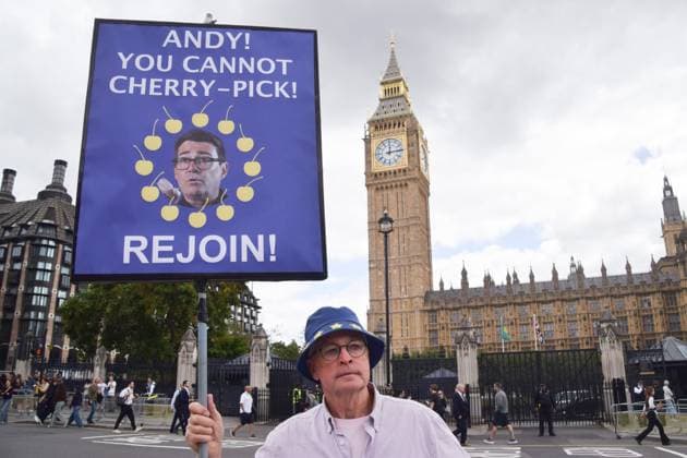 Anti-Brexit Protest in London, UK - 9 Sep 2026 A protester holds a placard calling on UK Prime Minister Andy Burnham to rejoin the European Union during the weekly anti-Brexit and pro-EU protest in Parliament Square. Protesters gather weekly during Prime Minister s Questions urging the UK government to rejoin the European Union. London United Kingdom Copyright: xVukxValcicx xSOPAxImagesx Vuk-Valcic-1448168