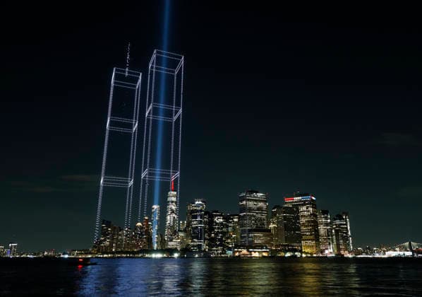News Bilder des Tages #2 A light installation in the shape of the Twin Towers is illuminated with drones over One World Trade Center and the Manhattan skyline in the days leading up to the 25th anniversary of the 9 11 terrorist attacks on the World Trade Center in New York City on Wednesday, September 9, 2026. A public art installation designed in conjunction with representatives of the family, survivor, responder community was unveiled over New York Harbor, originating from Governor s Island. 2977 Lights Over New York Harbor is a sponsored project of New York Foundation of the Arts.  NYP20260909102 JOHNxANGELILLO
