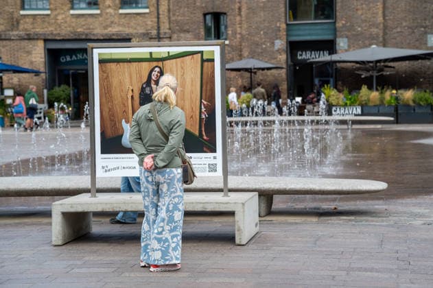 Amy Winehouse in Focus Free Exhibition Kings Cross in London, UK - 9 SEP2026. A visitor seen looking at a portrait of Amy Winehouse displayed as part of the ‘Amy Winehouse. Visitors view ‘Amy Winehouse: In Focus’, a free outdoor photography exhibition at Granary Square and King’s Boulevard in King’s Cross, London. The exhibition features defining and previously unseen photographs of the late singer, offering an intimate portrait of her life and career and marking 20 years since the release of her acclaimed album ‘Back to Black’. The exhibition runs from 1 September to 15 October 2026. London United Kingdom Copyright: xJamesxWilloughbyx xSOPAxImagesx JWILLOUGHBY_3338