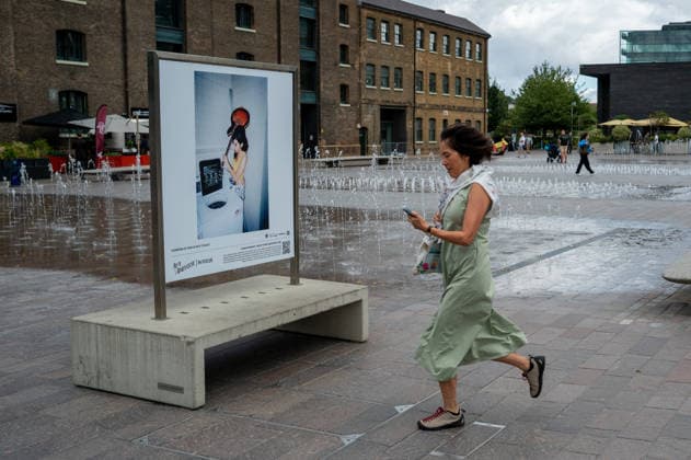 Amy Winehouse in Focus Free Exhibition Kings Cross in London, UK - 9 SEP2026. A woman seen walking past a portrait of Amy Winehouse displayed as part of the ‘Amy Winehouse. Visitors view ‘Amy Winehouse: In Focus’, a free outdoor photography exhibition at Granary Square and King’s Boulevard in King’s Cross, London. The exhibition features defining and previously unseen photographs of the late singer, offering an intimate portrait of her life and career and marking 20 years since the release of her acclaimed album ‘Back to Black’. The exhibition runs from 1 September to 15 October 2026. London United Kingdom Copyright: xJamesxWilloughbyx xSOPAxImagesx JWILLOUGHBY_3339