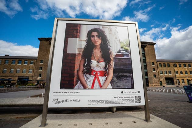 Entertainment Bilder des Tages #2 September 9, 2026, London, United Kingdom: A portrait of Amy Winehouse by photographer Mischa Richter, taken in 2006, seen displayed as part of the ˜Amy Winehouse. Visitors view ˜Amy Winehouse: In Focus™, a free outdoor photography exhibition at Granary Square and King™s Boulevard in King™s Cross, London. The exhibition features defining and previously unseen photographs of the late singer, offering an intimate portrait of her life and career and marking 20 years since the release of her acclaimed album ˜Back to Black™. The exhibition runs from 1 September to 15 October 2026. London United Kingdom - ZUMAs197 20260909_aaa_s197_587 Copyright: xJamesxWilloughbyx