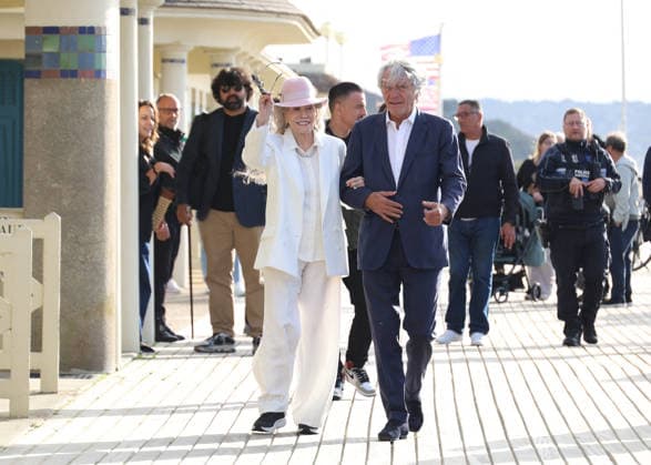 Faye Dunaway unveiled her cabin sign in Deauville, alongside Philippe Augier, the city’s mayor, following her Deauville Icon Award at the 52nd edition of the Deauville American Film Festival on September 9, 2026. Denis Guignebourg, Bestimage. Faye Dunaway unveiled her cabin sign in Deauville after receiving her Deauville Icon Award at the 52nd edition of the Deauville American Film Festival on September 9, 2026, Deauville, France  Copyright: xDenisxGuignebourgx xBestimagexDenisxGuignebourgx xBestimagex