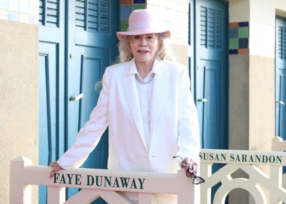 Faye Dunaway unveiled her cabin sign in Deauville after receiving the Deauville Icon Award at the 52nd edition of the Deauville American Film Festival on September 9, 2026. Denis Guignebourg, Bestimage. Faye Dunaway unveiled her cabin sign in Deauville after receiving the Deauville Icon Award at the 52nd edition of the Deauville American Film Festival on September 9, 2026, in Deauville, France  Copyright: xDenisxGuignebourgx xBestimagexDenisxGuignebourgx xBestimagex