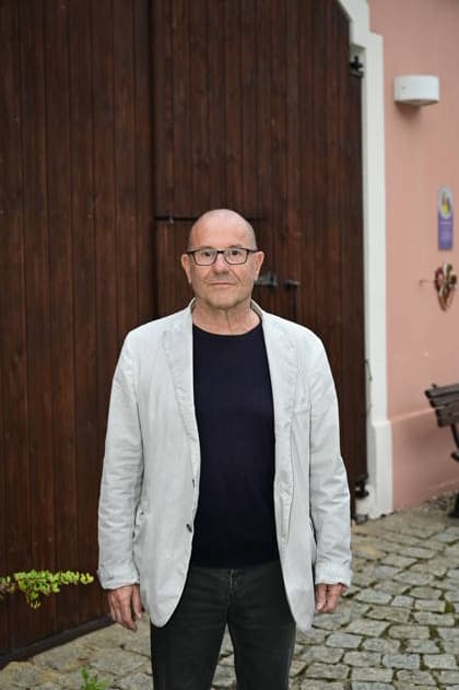 Stephan Krawczyk beim Konzert und Lesung Gelöste Stimmen - DDR-Schicksale in Berichten und Liedern im Sankt-Wenzeslaus-Stift. Markersdorf OT Jauernick-Buschbach, 09.09.2026 Copyright: xMatthiasxWehnertx