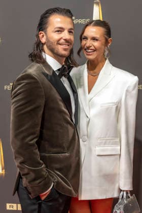 ABB FERNSEHPREIS- Laura Wontorra Moderatorin und Freund Riccardo Basie, Moderator zu Gast auf dem roten Teppich bei der Gala zr verleihung des Der Deutsche Fernsehpreis 2026 iim Confex Center am 09.09.2026 in Koeln NRW Deutschland