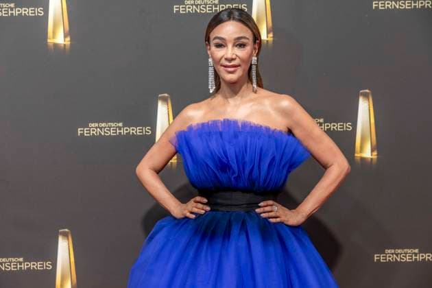 ABB FERNSEHPREIS- Verona Pooth blaues Kleid zu Gast auf dem roten Teppich bei der Gala zr verleihung des Der Deutsche Fernsehpreis 2026 iim Confex Center am 09.09.2026 in Koeln NRW Deutschland