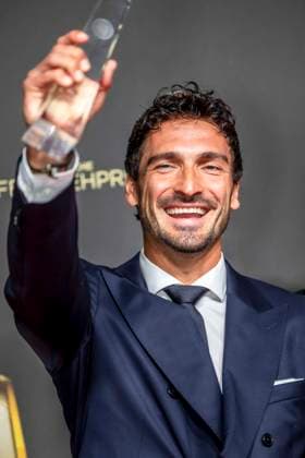 ABB FERNSEHPREIS- Matts Hummels ex Fussballer Preistraeger mit dem Fernsehpreis zu Gast auf dem roten Teppich bei der Gala zr verleihung des Der Deutsche Fernsehpreis 2026 iim Confex Center am 09.09.2026 in Koeln NRW Deutschland