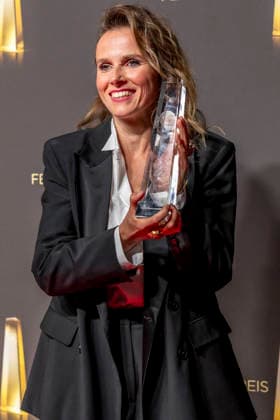 ABB FERNSEHPREIS- Beste Schauspielerin geht an Karin Hanczewski Preistraegerin mit dem Fernsehpreis zu Gast auf dem roten Teppich bei der Gala zr verleihung des Der Deutsche Fernsehpreis 2026 iim Confex Center am 09.09.2026 in Koeln NRW Deutschland