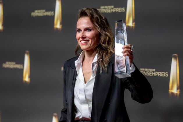 ABB FERNSEHPREIS- Beste Schauspielerin geht an Karin Hanczewski Preistraegerin mit dem Fernsehpreis zu Gast auf dem roten Teppich bei der Gala zr verleihung des Der Deutsche Fernsehpreis 2026 iim Confex Center am 09.09.2026 in Koeln NRW Deutschland