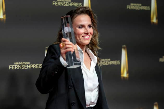 ABB FERNSEHPREIS- Beste Schauspielerin geht an Karin Hanczewski Preistraegerin mit dem Fernsehpreis zu Gast auf dem roten Teppich bei der Gala zr verleihung des Der Deutsche Fernsehpreis 2026 iim Confex Center am 09.09.2026 in Koeln NRW Deutschland