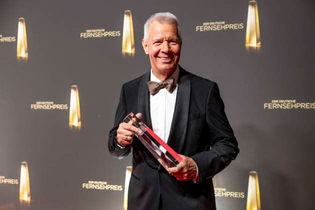 ABB FERNSEHPREIS- Peter Kloeppel erhaelt den Ehrenpreis des Deutschen Fernsehpreises 2026 Preistraeger mit dem Fernsehpreis zu Gast auf dem roten Teppich bei der Gala zr verleihung des Der Deutsche Fernsehpreis 2026 iim Confex Center am 09.09.2026 in Koeln NRW Deutschland