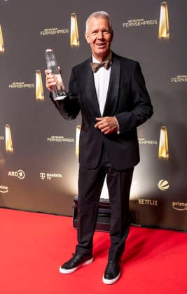 ABB FERNSEHPREIS- Peter Kloeppel erhaelt den Ehrenpreis des Deutschen Fernsehpreises 2026 Preistraeger mit dem Fernsehpreis zu Gast auf dem roten Teppich bei der Gala zr verleihung des Der Deutsche Fernsehpreis 2026 iim Confex Center am 09.09.2026 in Koeln NRW Deutschland