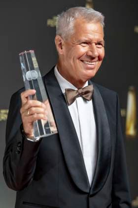 ABB FERNSEHPREIS- Peter Kloeppel erhaelt den Ehrenpreis des Deutschen Fernsehpreises 2026 Preistraeger mit dem Fernsehpreis zu Gast auf dem roten Teppich bei der Gala zr verleihung des Der Deutsche Fernsehpreis 2026 iim Confex Center am 09.09.2026 in Koeln NRW Deutschland