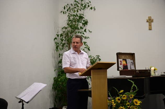 Stephan Sommerfeld beim Konzert und Lesung Gelöste Stimmen - DDR-Schicksale in Berichten und Liedern im Sankt-Wenzeslaus-Stift. Markersdorf OT Jauernick-Buschbach, 09.09.2026 Copyright: xMatthiasxWehnertx