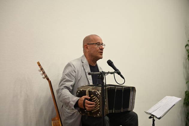 Stephan Krawczyk beim Konzert und Lesung Gelöste Stimmen - DDR-Schicksale in Berichten und Liedern im Sankt-Wenzeslaus-Stift. Markersdorf OT Jauernick-Buschbach, 09.09.2026 Copyright: xMatthiasxWehnertx