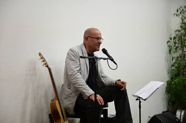 Stephan Krawczyk beim Konzert und Lesung Gelöste Stimmen - DDR-Schicksale in Berichten und Liedern im Sankt-Wenzeslaus-Stift. Markersdorf OT Jauernick-Buschbach, 09.09.2026 Copyright: xMatthiasxWehnertx