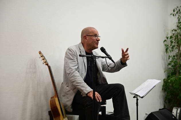 Stephan Krawczyk beim Konzert und Lesung Gelöste Stimmen - DDR-Schicksale in Berichten und Liedern im Sankt-Wenzeslaus-Stift. Markersdorf OT Jauernick-Buschbach, 09.09.2026 Copyright: xMatthiasxWehnertx