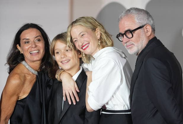 Entertainment Bilder des Tages #2 September 9, 2026, Venise, Bretagne, italie: VENICE, ITALY - SEPTEMBER 09: Guest , Alba Rohrwacher and Stephane Brize attends the Un Bon Petit Soldat Screening during the 83rd Venice International Film Festival at Sala Grande on September 09, 2026 in Venice, Italy. Photo: .. Photo: . Venise italie - ZUMAl193 20260909_zsp_l193_115 Copyright: xLaurentxLairysx Venise italie - ZUMA1082 1082735245st Copyright: xIMAGO LaurentxLairysx