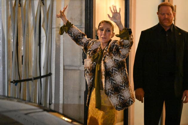 Céline Dion, returning from an intense rehearsal session, takes the time to greet her fans in front of the Royal Monceau hotel in Paris on September 9, 2026. Lionel Urman, Bestimage 1. Céline Dion, back from an intense rehearsal session, takes the time to greet her fans in front of the Royal Monceau hotel in Paris on September 9, 2026 PARIS, France  Copyright: xLIONELxURMANxx xBESTIMAGExLIONELxURMANxx xBESTIMAGEx