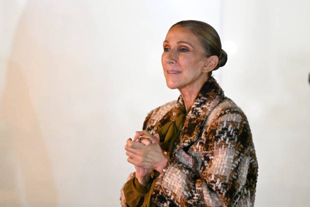 Céline Dion, returning from an intense rehearsal session, takes the time to greet her fans in front of the Royal Monceau hotel in Paris on September 9, 2026. Lionel Urman, Bestimage 1. Céline Dion, back from an intense rehearsal session, takes the time to greet her fans in front of the Royal Monceau hotel in Paris on September 9, 2026 PARIS, France  Copyright: xLIONELxURMANxx xBESTIMAGExLIONELxURMANxx xBESTIMAGEx