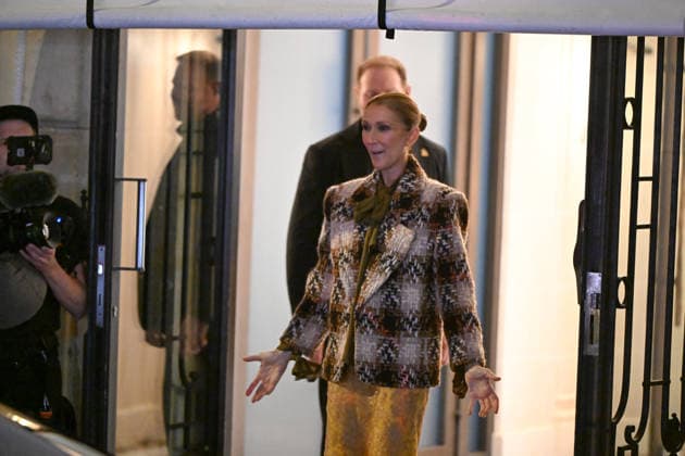 Céline Dion, returning from an intense rehearsal session, takes the time to greet her fans in front of the Royal Monceau hotel in Paris on September 9, 2026. Lionel Urman, Bestimage 1. Céline Dion, back from an intense rehearsal session, takes the time to greet her fans in front of the Royal Monceau hotel in Paris on September 9, 2026 PARIS, France  Copyright: xLIONELxURMANxx xBESTIMAGExLIONELxURMANxx xBESTIMAGEx