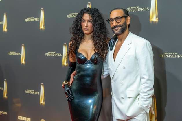 ABB FERNSEHPREIS- Rebecca Mir und Massimo Sinato Paar zu Gast auf dem roten Teppich bei der Gala zr verleihung des Der Deutsche Fernsehpreis 2026 im Confex Center am 09.09.2026 in Koeln NRW Deutschland