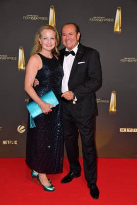 Wolfram Kons mit Frau Alexa Apermann bei der Verleihung des Deutschen Fernsehpreis im Confex Center in Köln am 09.09.2026