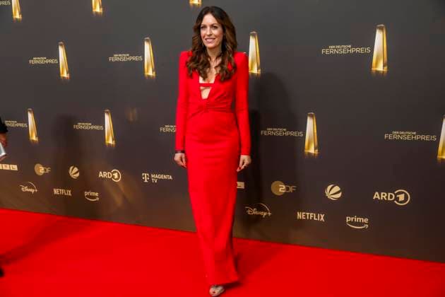 ABB FERNSEHPREIS- Jule Goelsdorf rotes Kleid zu Gast auf dem roten Teppich bei der Gala zr verleihung des Der Deutsche Fernsehpreis 2026 im Confex Center am 09.09.2026 in Koeln NRW Deutschland