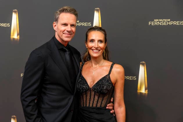ABB FERNSEHPREIS- Roberta Bieling mit maenlicher Begleitung zu Gast auf dem roten Teppich bei der Gala zr verleihung des Der Deutsche Fernsehpreis 2026 im Confex Center am 09.09.2026 in Koeln NRW Deutschland