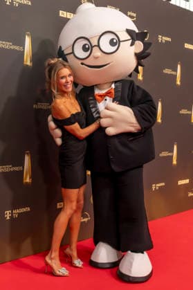 ABB FERNSEHPREIS- Laura Karasek Mainzelmaenchen Moderatorin Gast auf dem roten Teppich bei der Gala zr verleihung des Der Deutsche Fernsehpreis 2026 im Confex Center am 09.09.2026 in Koeln NRW Deutschland
