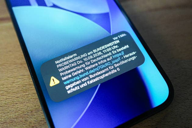 News Bilder des Tages Ahrensburg Symbolfoto: Warnung auf Smartphone bei bundesweitem Warntag, 10.09.2026 Meldung auf Smartphone zum bundesweiten Warntag Symbolfoto: Warnung auf Smartphone bei bundesweitem Warntag, 10.09.2026 Copyright: xEibner-Pressefoto MarcelxvonxFehrnx EP_MFN